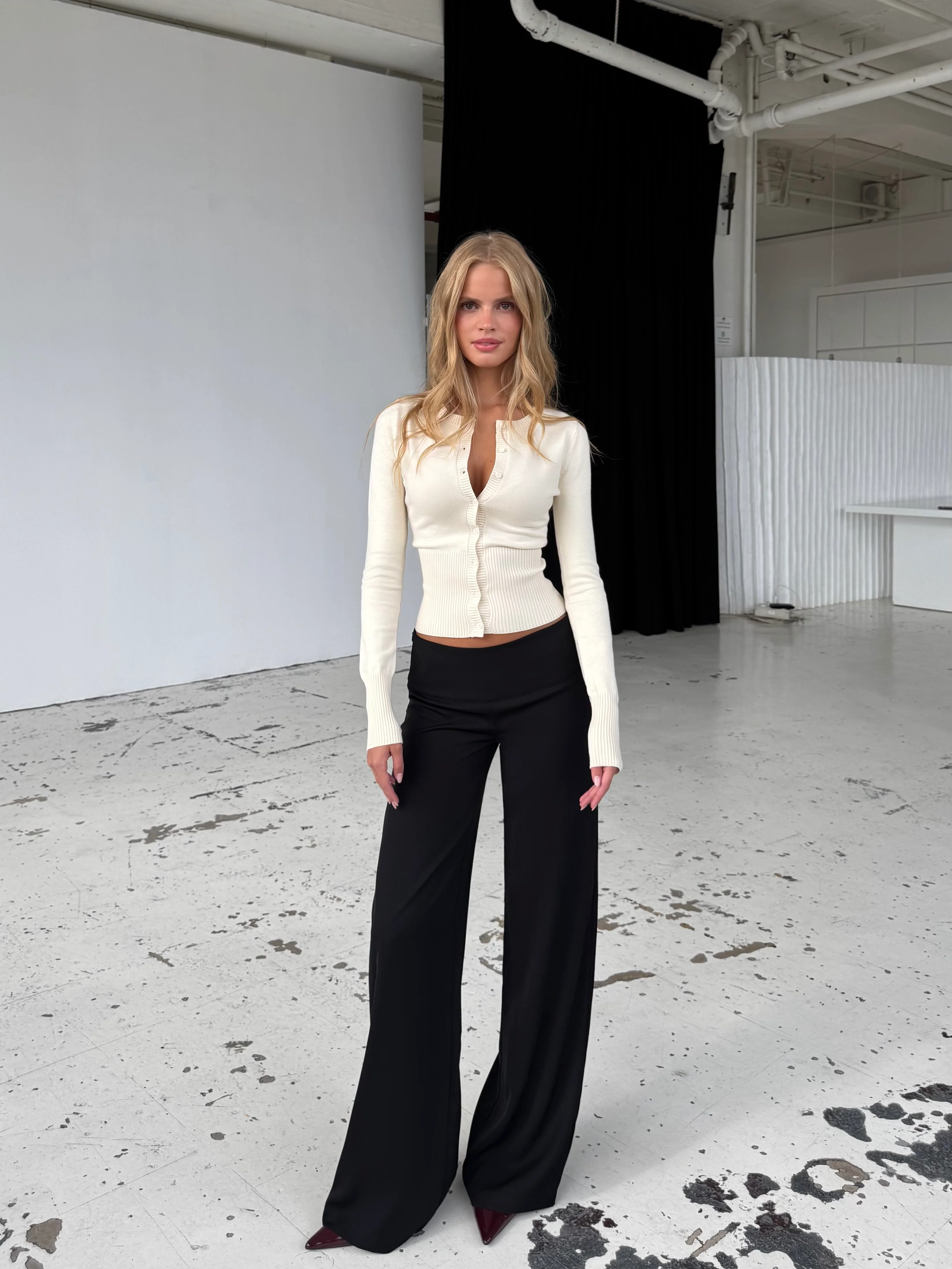 Flowy low waist pants - schwarz - Image 8