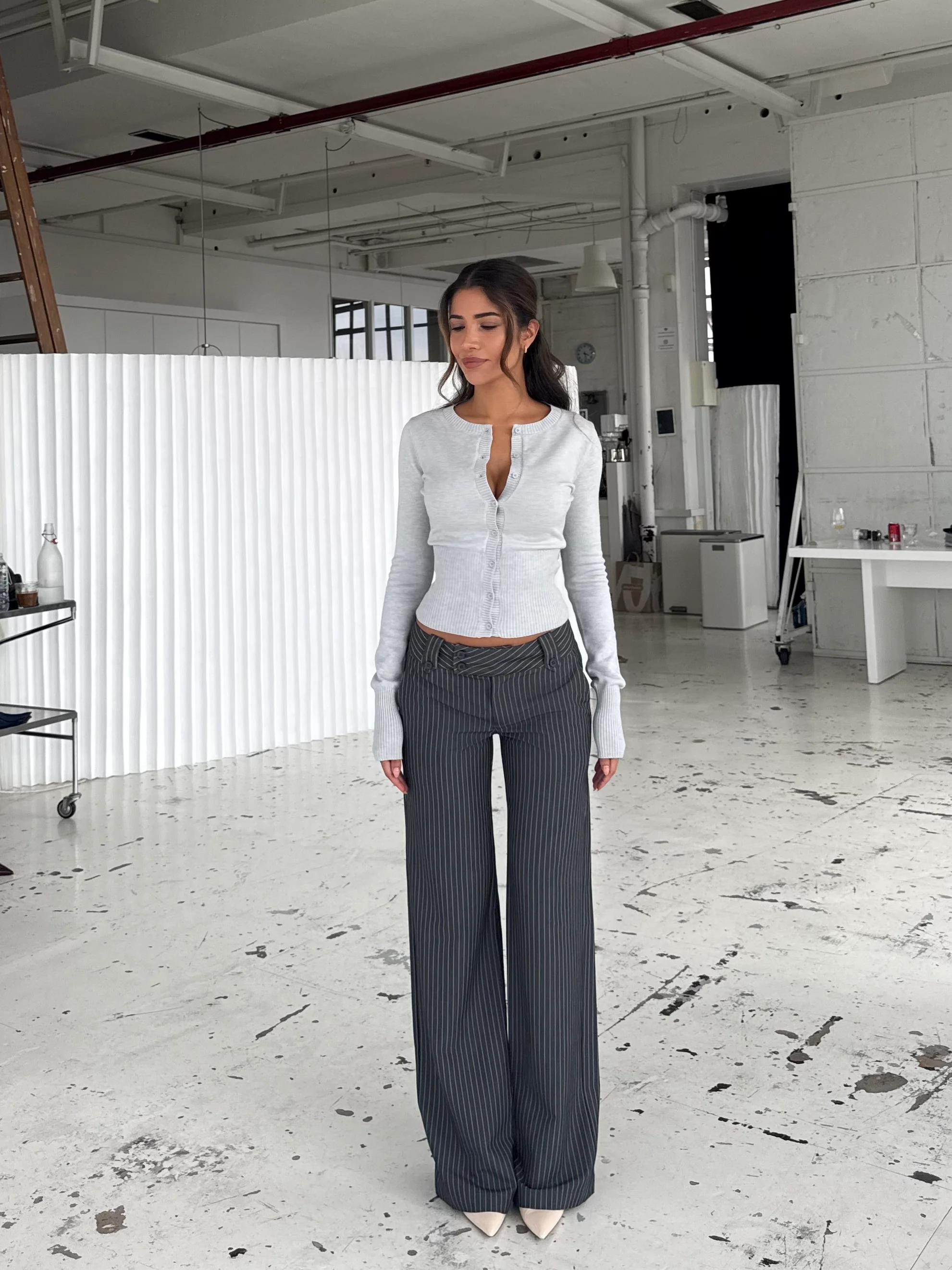 Button Low Waist Hose – Dunkelgrau Gestreift