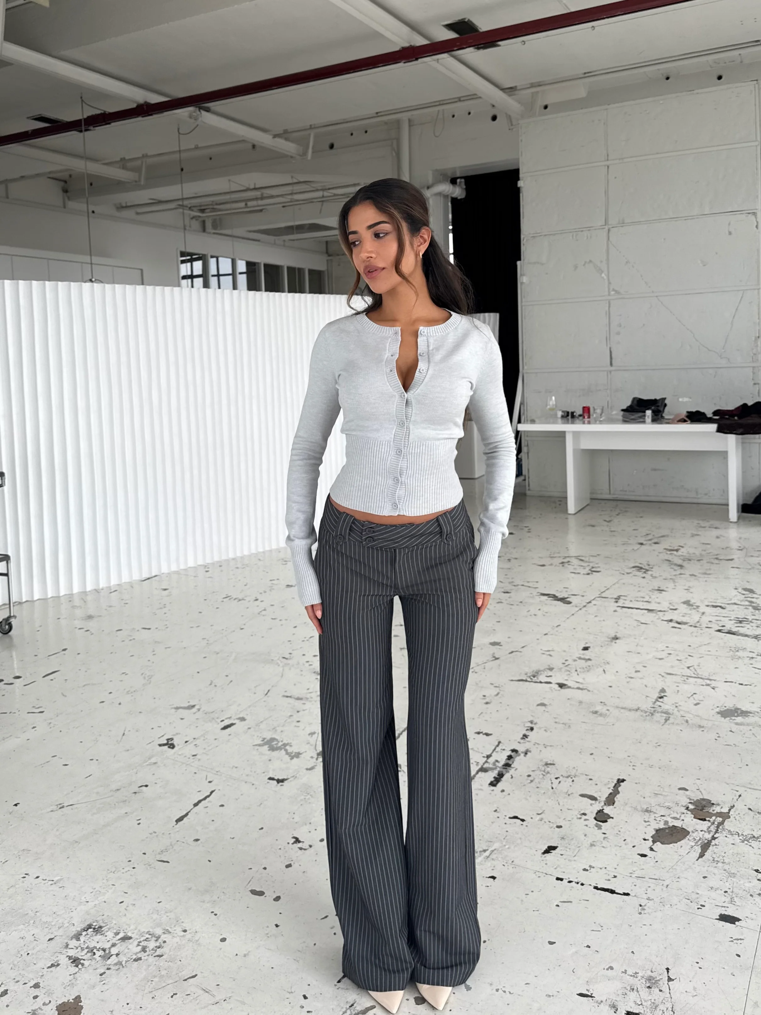 Button Low Waist Hose – Dunkelgrau Gestreift - Image 2