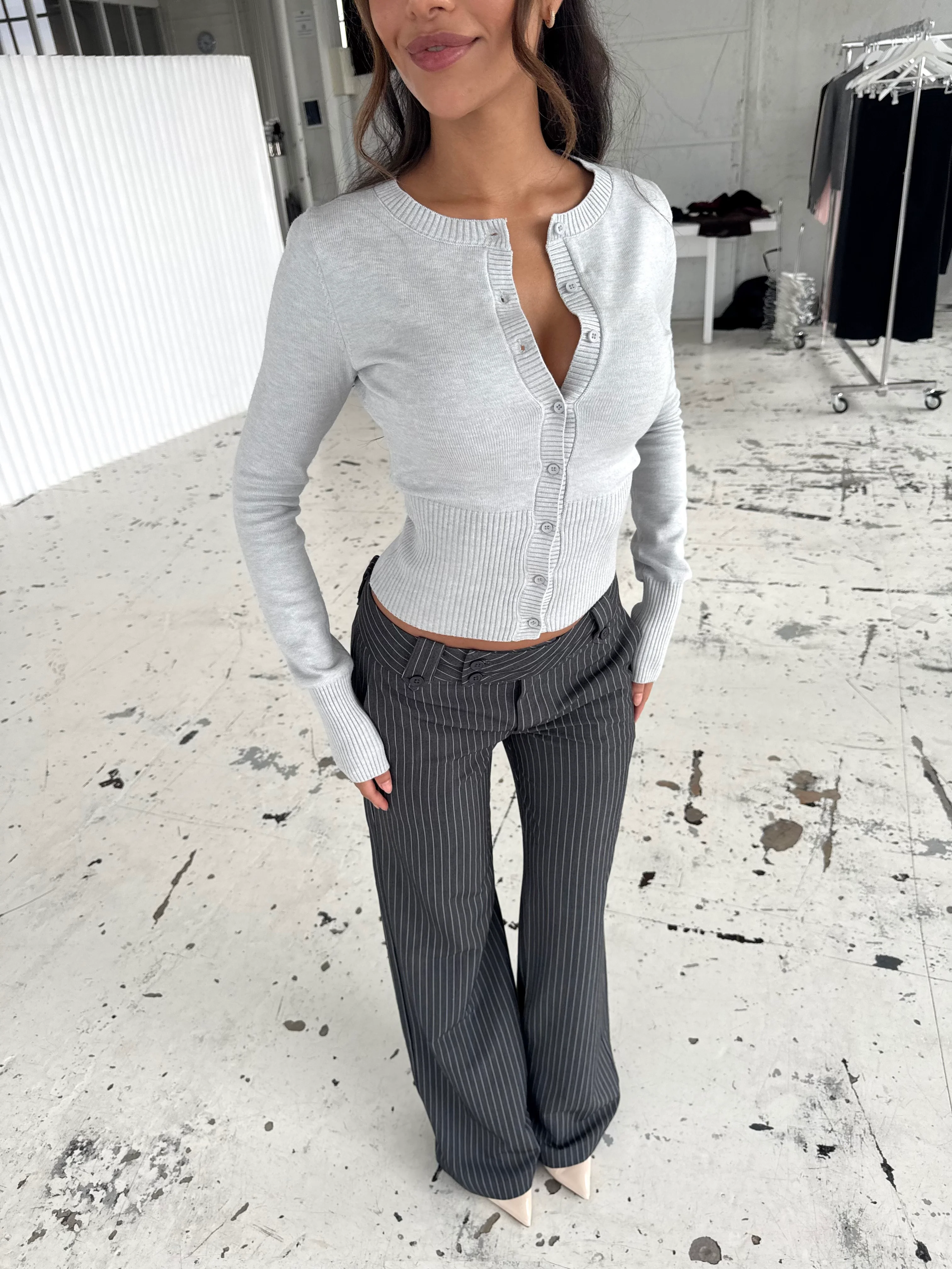 Button Low Waist Hose – Dunkelgrau Gestreift - Image 3