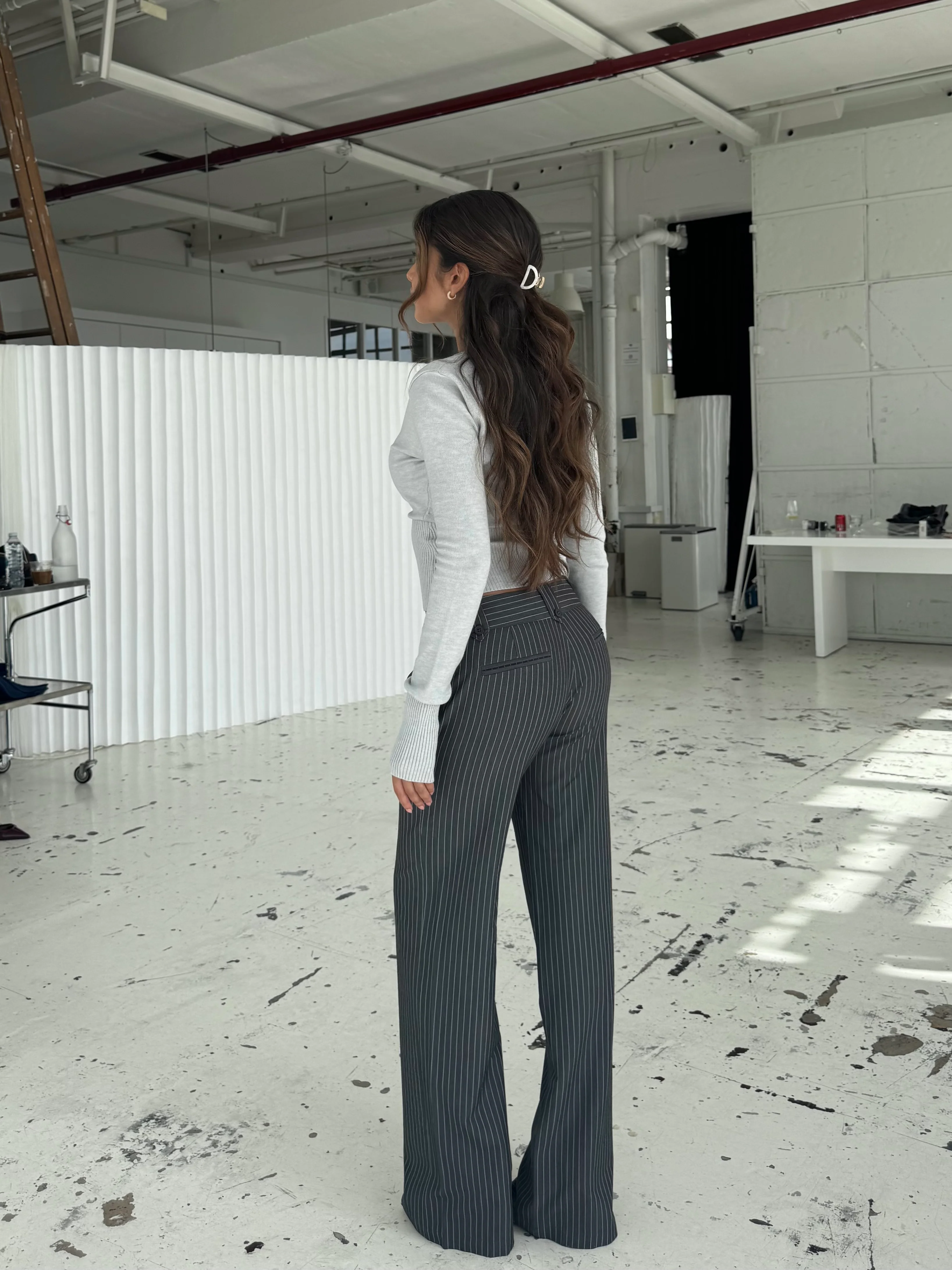 Button Low Waist Hose – Dunkelgrau Gestreift - Image 4