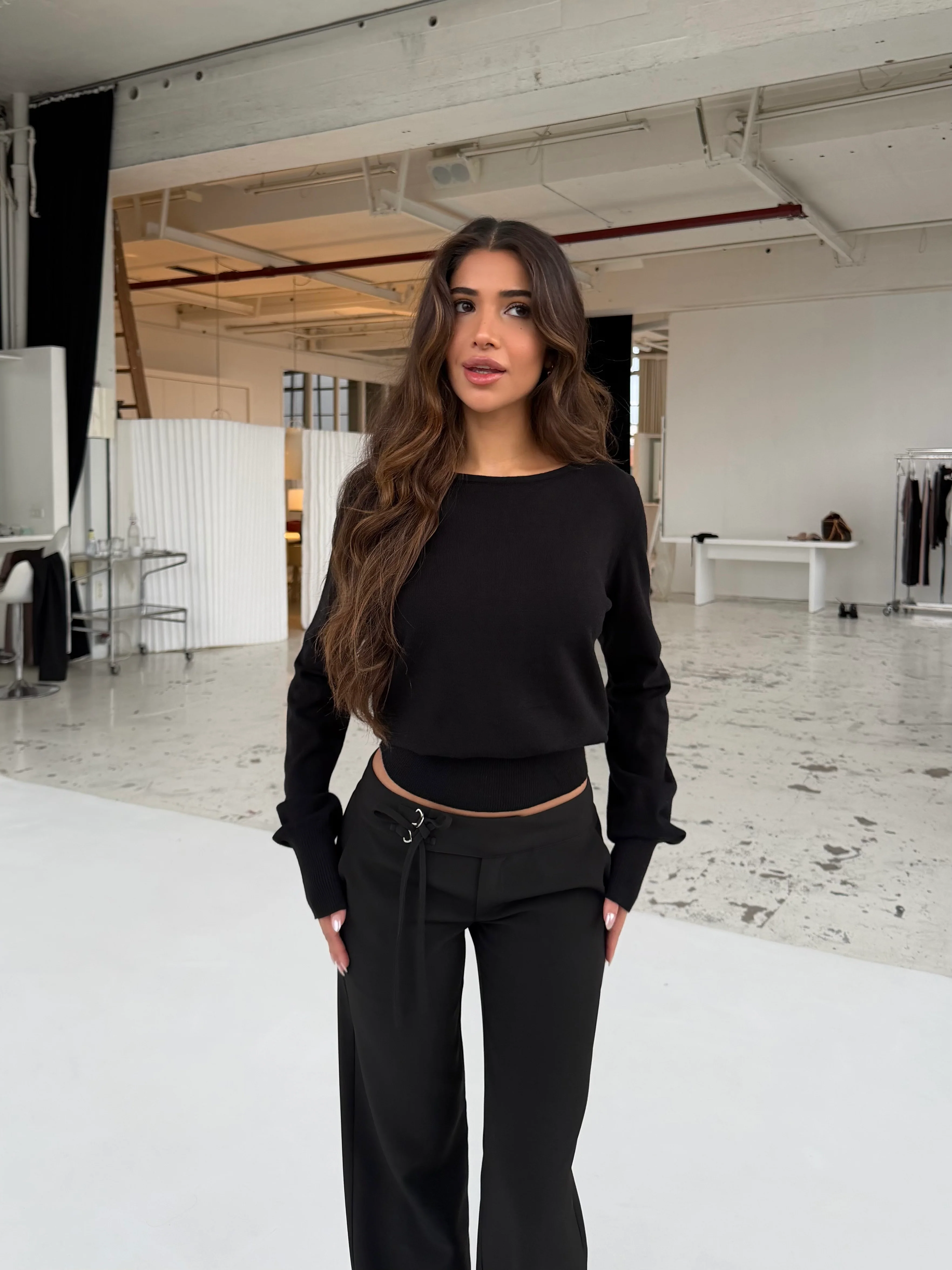 Open back knit top – Schwarz - Image 2