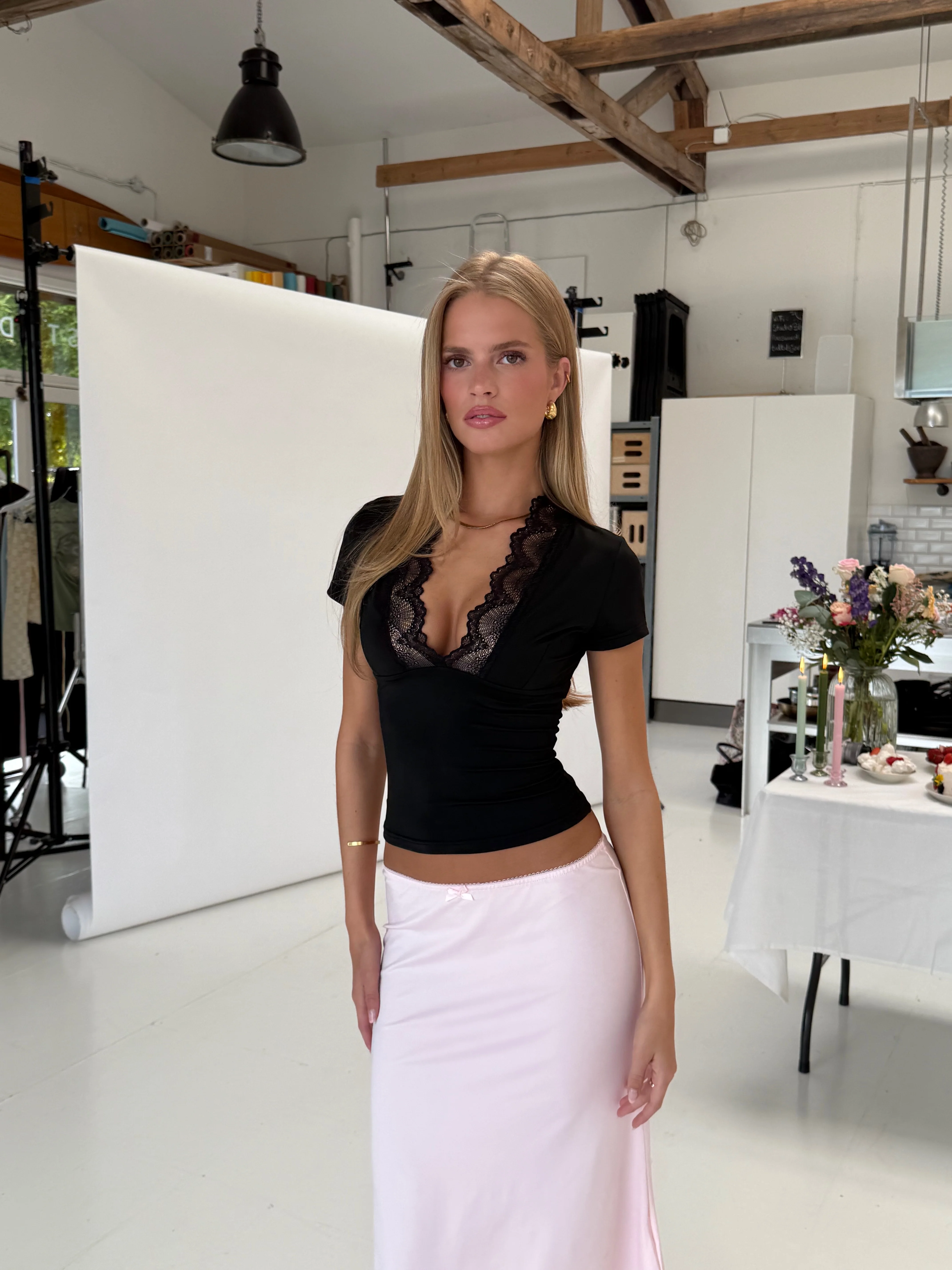 Lucia Basic Lace Tee - Schwarz - Image 2